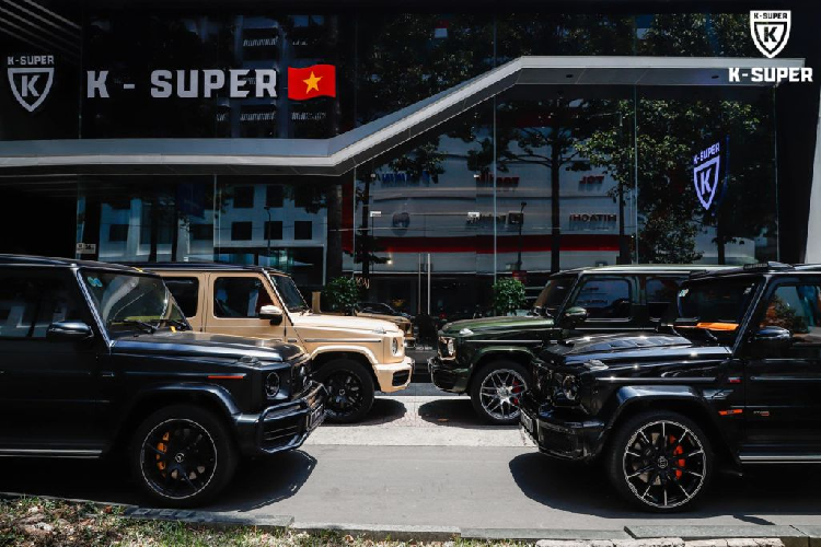 Ông chủ showroom siêu xe Phan Công Khanh mang tên K-Super còn có mối quan hệ thân thiết với nhiều đại gia, tay chơi xe tầm cỡ khác và hàng loạt nghệ sĩ, cầu thủ nổi tiếng.