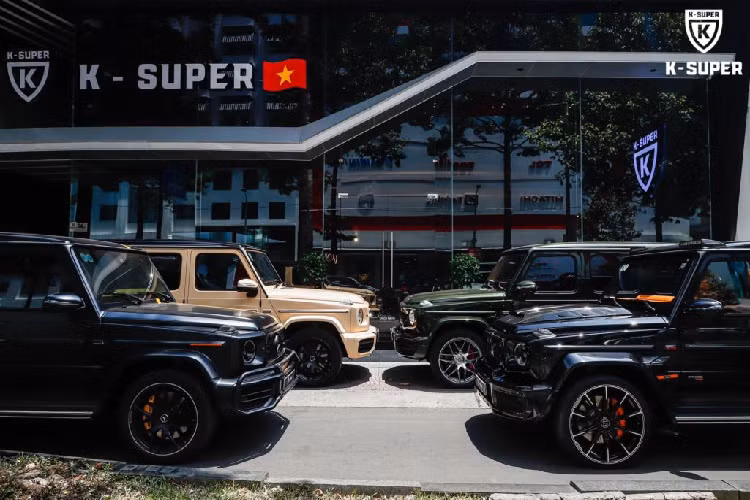 Ông chủ showroom siêu xe Phan Công Khanh mang tên K-Super còn có mối quan hệ thân thiết với nhiều đại gia, tay chơi xe tầm cỡ khác và hàng loạt nghệ sĩ, cầu thủ nổi tiếng.