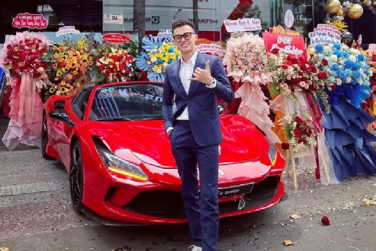 Thật không may khi sự nghiệp thể thao vừa khởi sắc, Khanh bất ngờ gặp chấn thương, sau phẫu thuật sức khỏe không đảm bảo nên anh đành giã từ bộ môn bóng chuyền.