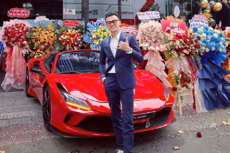 Thật không may khi sự nghiệp thể thao vừa khởi sắc, Khanh bất ngờ gặp chấn thương, sau phẫu thuật sức khỏe không đảm bảo nên anh đành giã từ bộ môn bóng chuyền.