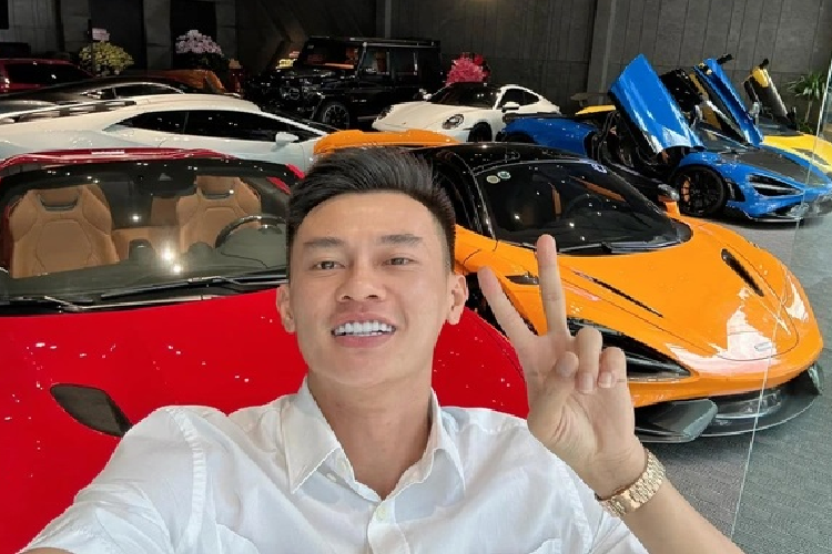 Giai đoạn 2008 - 2015, Phan Công Khanh thi đấu chuyên nghiệp cho đội tuyển Bến Tre và TPHCM. Năm 2014, Phan Công Khanh được gọi lên đội tuyển quốc gia. Ở thời điểm theo đuổi đam mê thể thao, gia đình Khanh từng rất khó khăn bởi mức lương anh nhận được khi thi đấu bóng chuyền chỉ tầm 5 - 6 triệu.