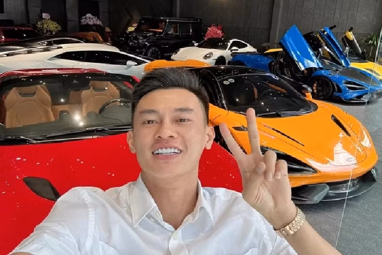 Giai đoạn 2008 - 2015, Phan Công Khanh thi đấu chuyên nghiệp cho đội tuyển Bến Tre và TPHCM. Năm 2014, Phan Công Khanh được gọi lên đội tuyển quốc gia. Ở thời điểm theo đuổi đam mê thể thao, gia đình Khanh từng rất khó khăn bởi mức lương anh nhận được khi thi đấu bóng chuyền chỉ tầm 5 - 6 triệu.