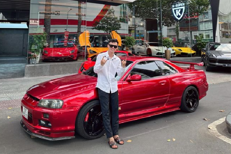 Trước khi trở thành ông trùm có tiếng trong giới buôn siêu xe, tay chơi siêu xe Phan Công Khanh từng là cầu thủ bóng chuyền của câu lạc bộ Bến Tre và TPHCM với biệt danh là "vua bóng chuyền phủi".