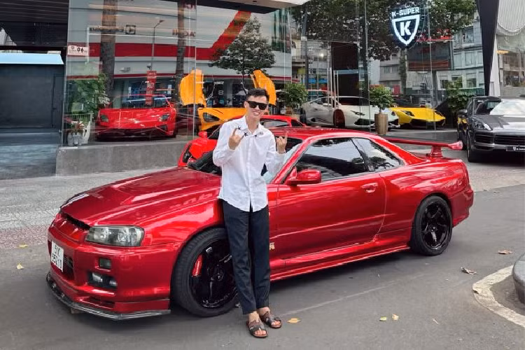 Trước khi trở thành ông trùm có tiếng trong giới buôn siêu xe, tay chơi siêu xe Phan Công Khanh từng là cầu thủ bóng chuyền của câu lạc bộ Bến Tre và TPHCM với biệt danh là "vua bóng chuyền phủi".