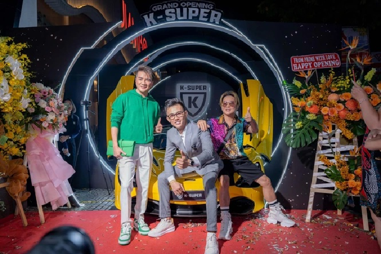 Phan Công Khanh thường xuyên đăng tải lên mạng xã hội hình ảnh chụp cùng những mẫu xe đắt đỏ như Rolls-Royce, McLaren, Lamborghini, Ferrari, Porsche, G63... Ngoài thú chơi siêu xe, Phan Công Khanh còn có niềm đam mê với những món đồ hiệu đắt tiền như đồng hồ, quần áo, giày dép hàng hiệu, những chiếc xe phân khối lớn.