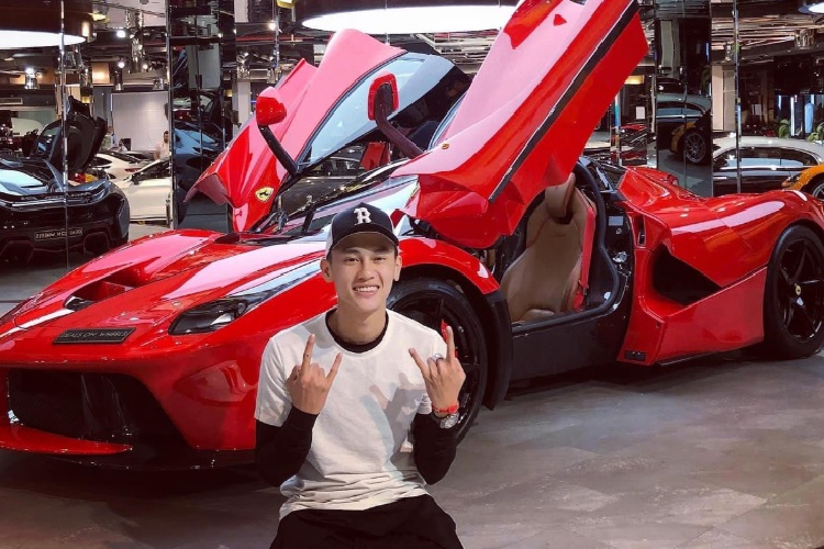  Phan Công Khanh sinh năm 1994 tại Bến Tre, đứng tên showroom chuyên bán siêu xe K-SUPER vừa bị phòng Cảnh sát hình sự (PC02) Công an TPHCM tạm giữ vì liên quan cáo buộc lạm dụng tín nhiệm chiếm đoạt tài sản. Anh được biết đến là tay chơi xe và buôn bán xế sang đình đám, không hề thua kém các đại gia như: Cường Đô La, Minh Nhựa...