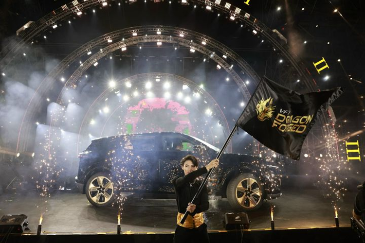 Các chi tiết màu chrome bên ngoài như logo VinFast, huy hiệu VF7... cũng được phủ màu sơn vàng đồng. Sức mạnh động cơ của VF7 Hỏa Long tương tự bản Plus.