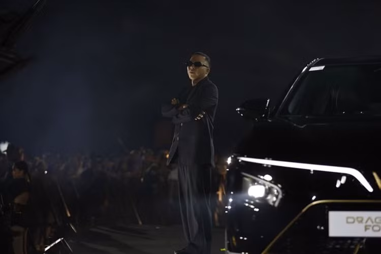 Khách hàng có thể bắt đầu đặt cọc VinFast VF7 Hỏa Long Độc Bản từ ngày 1/1/2024, mỗi xe đều sẽ được đánh số thứ tự theo công nghệ đặc biệt dành riêng cho chủ sở hữu.