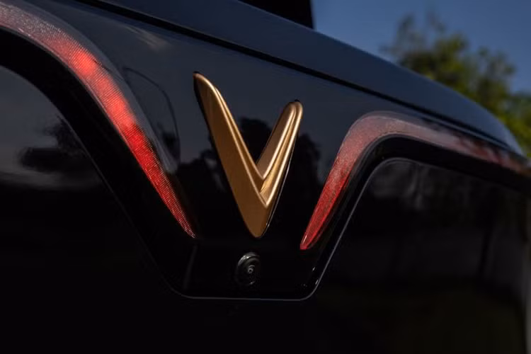 VF7 Hỏa Long Độc Bản được trang bị hệ thống hỗ trợ lái xe nâng cao ADAS với 11 tính năng cơ bản và 15 tính năng nâng cao, bao gồm giám sát hành trình thích ứng