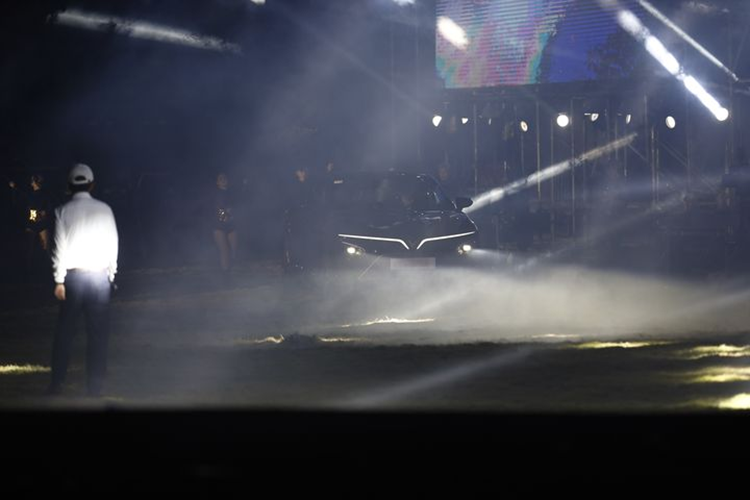 Theo công bố từ hãng, mức giá xe Vinfast VF7 Vinfast VF7 Hỏa Long Độc Bản có mức bán ra từ 1.005.800.000 đồng (thuê pin) hoặc 1.205.800.000 đồng (mua xe kèm pin).