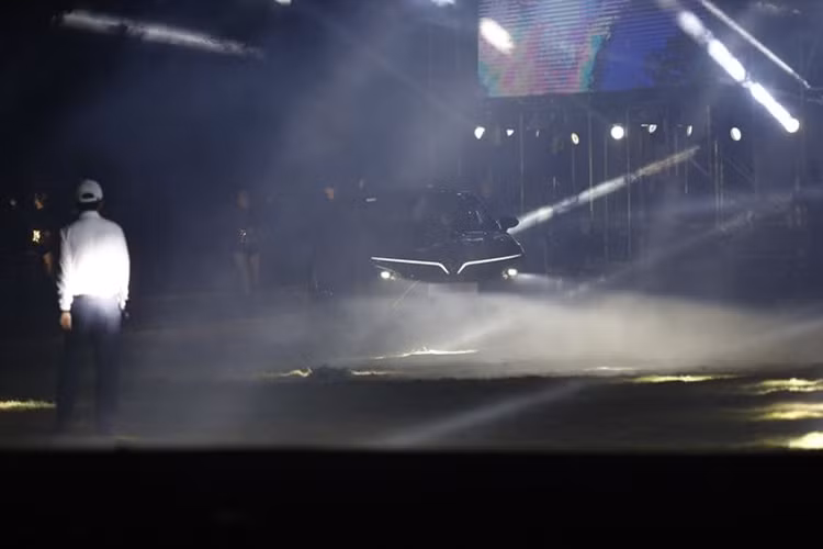 Theo công bố từ hãng, mức giá xe Vinfast VF7 Vinfast VF7 Hỏa Long Độc Bản có mức bán ra từ 1.005.800.000 đồng (thuê pin) hoặc 1.205.800.000 đồng (mua xe kèm pin).