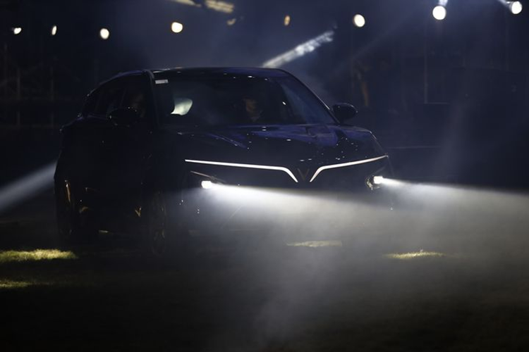 Trong khi đó, hai phiên bản Base và Plus có giá lần lượt là 850 và 999 triệu đồng (thuê pin) hoặc 999 triệu và 1,199 tỷ đồng (mua xe kèm pin).