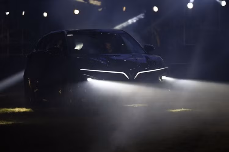 Trong khi đó, hai phiên bản Base và Plus có giá lần lượt là 850 và 999 triệu đồng (thuê pin) hoặc 999 triệu và 1,199 tỷ đồng (mua xe kèm pin).