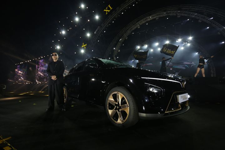 Theo VinFast, VF7 Hỏa Long Độc Bản là lựa chọn của những người kiếm tìm sự độc đáo và đẳng cấp. Tên gọi và phối màu của phiên bản này được lấy cảm hứng từ loài rồng - con giáp đại diện cho năm 2024. Xe mang màu sơn đen bóng với điểm nhấn là bộ la-zăng màu vàng đồng.