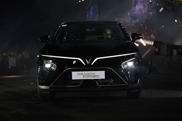 Không lâu sau khi ra mắt VF7 tại thị trường Việt Nam, VinFast bất ngờ trình làng phiên bản đặc biệt cho mẫu xe này với tên gọi Hỏa Long Độc Bản. Khác với hai phiên bản Base và Plus được mở bán rộng rãi, VinFast VF7 Hỏa Long đặc biệt được sản xuất với số lượng giới hạn 68 chiếc.