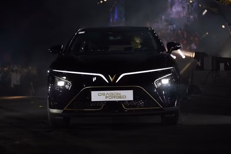 Không lâu sau khi ra mắt VF7 tại thị trường Việt Nam, VinFast bất ngờ trình làng phiên bản đặc biệt cho mẫu xe này với tên gọi Hỏa Long Độc Bản. Khác với hai phiên bản Base và Plus được mở bán rộng rãi, VinFast VF7 Hỏa Long đặc biệt được sản xuất với số lượng giới hạn 68 chiếc.