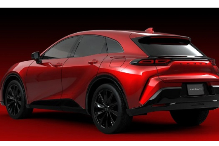 Toyota Crown Sport 2024 vẫn có nắp bình xăng trên chắn bùn sau nên mẫu xe này được dự đoán sẽ dùng hệ truyền động hybrid thay vì chạy hoàn toàn bằng điện. Trong khi đó, “người anh em” Toyota Crown Crossover 2023 được ra mắt năm ngoái lại được trang bị 2 loại động cơ hybrid.