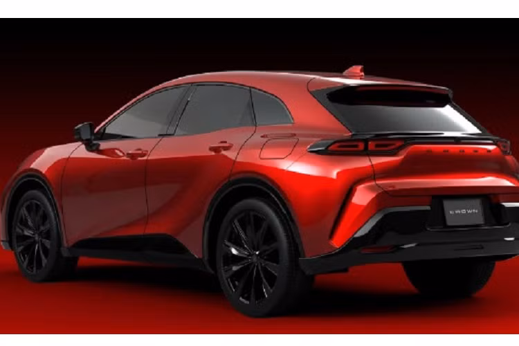 Toyota Crown Sport 2024 vẫn có nắp bình xăng trên chắn bùn sau nên mẫu xe này được dự đoán sẽ dùng hệ truyền động hybrid thay vì chạy hoàn toàn bằng điện. Trong khi đó, “người anh em” Toyota Crown Crossover 2023 được ra mắt năm ngoái lại được trang bị 2 loại động cơ hybrid.