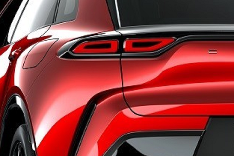 Thứ nhất là hệ truyền động hybrid, bao gồm máy xăng 4 xi-lanh, hút khí tự nhiên, dung tích 2.5L, kết hợp với 2 mô-tơ điện tương tự Toyota Camry. Mô-tơ điện trên cầu trước có công suất tối đa 119,7 mã lực và mô-men xoắn cực đại 202 Nm. Hai con số tương ứng của mô-tơ điện trên cầu sau là 54,4 mã lực và 121 Nm.