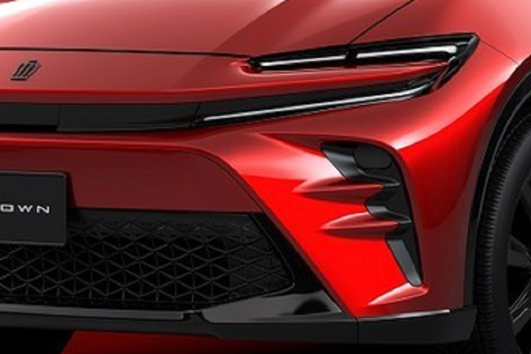 Ngoài màu sơn đỏ nổi bật, mẫu xe SUV Toyota Crown Sport hoàn toàn mới này còn có một số chi tiết ngoại thất gợi liên tưởng đến Ferrari Purosangue như cụm đèn pha hình chữ "C", ôm lấy 2 góc đầu xe.