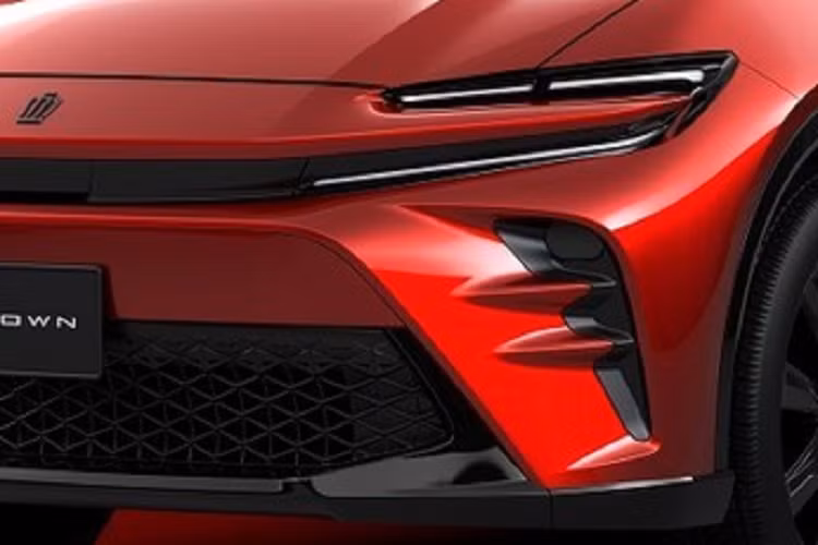 Ngoài màu sơn đỏ nổi bật, mẫu xe SUV Toyota Crown Sport hoàn toàn mới này còn có một số chi tiết ngoại thất gợi liên tưởng đến Ferrari Purosangue như cụm đèn pha hình chữ "C", ôm lấy 2 góc đầu xe.