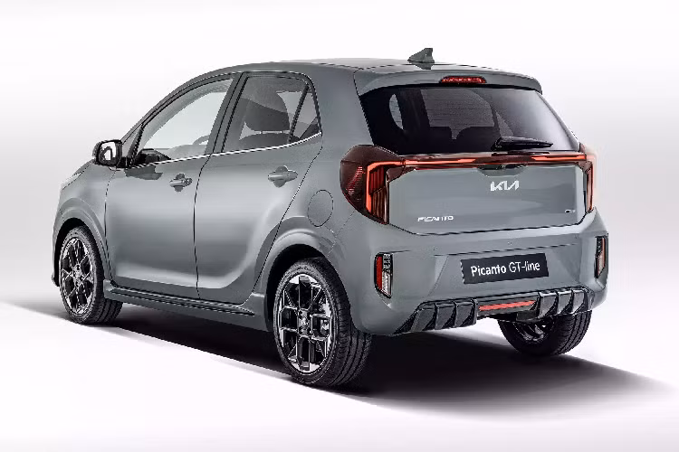 Cụ thể, Kia Morning 2023 mới sẽ là đợt nâng cấp lớn thứ 2 kể từ khi ra mắt thế hệ thứ 3 (vào năm 2017) và đợt nâng cấp thứ 1 (vào năm 2020). Mẫu xe nàyđược cải tiến ngoại hình hầm hố, thể thao hơn, nội thất được tinh chỉnh, nhưng động cơ đã mất đi máy turbo nên công suất sẽ yếu hơn.