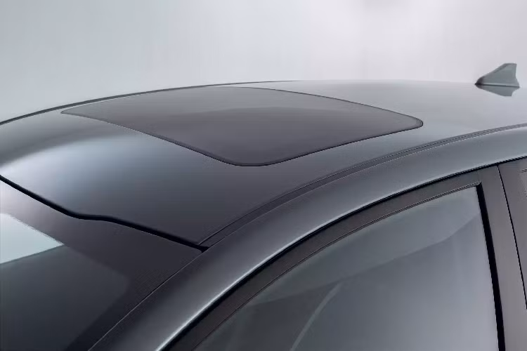 Phía sau cũng được thiết kế lại. Đáng chú ý nhất là dải đèn hậu nối liền hợp xu hướng mới. Đèn hậu hai bên thẳng đứng. Cản sau thiết kế mới, trong khi ống xả được giấu dưới gầm xe. Khu vực lẫy mở cốp được đặt cao hơn so với phiên bản cũ.