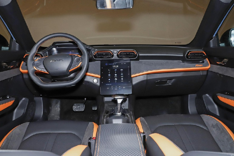 Về nội thất, Fengshen Yixuan được trang bị màn hình điều khiển trung tâm 13 inch, có tích hợp luôn hệ thống WindLink X 2.0, hỗ trợ nâng cấp OTA. Phía trước vô-lăng đáy phẳng đa chức năng 7 chấu là đồng hồ LCD 7 inch, ngoài ra còn được trang bị các chức năng như kiểm soát hành trình, điều hòa tự động, hình ảnh lùi rất tiết kiệm chi phí.