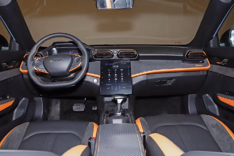 Về nội thất, Fengshen Yixuan được trang bị màn hình điều khiển trung tâm 13 inch, có tích hợp luôn hệ thống WindLink X 2.0, hỗ trợ nâng cấp OTA. Phía trước vô-lăng đáy phẳng đa chức năng 7 chấu là đồng hồ LCD 7 inch, ngoài ra còn được trang bị các chức năng như kiểm soát hành trình, điều hòa tự động, hình ảnh lùi rất tiết kiệm chi phí.