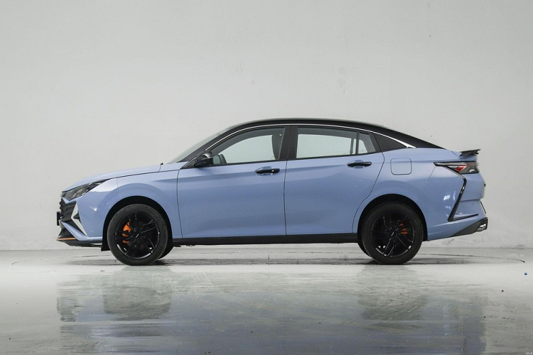 Đáng chú ý, dù hình ảnh cũng như thông tin về mẫu xe crossover Fengshen Yixuan Champion Edition chưa có nhiều nhưng nó cũng gây tò mò và bất ngờ, vì cách đây 2 tháng, hãng xe con của tập đoàn Dongfeng đã ra mắt bản Yixuan GS Mach Edition.