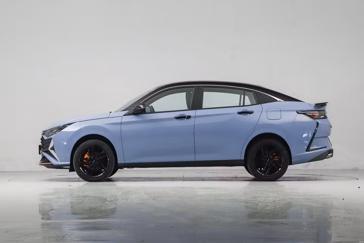 Đáng chú ý, dù hình ảnh cũng như thông tin về mẫu xe crossover Fengshen Yixuan Champion Edition chưa có nhiều nhưng nó cũng gây tò mò và bất ngờ, vì cách đây 2 tháng, hãng xe con của tập đoàn Dongfeng đã ra mắt bản Yixuan GS Mach Edition.