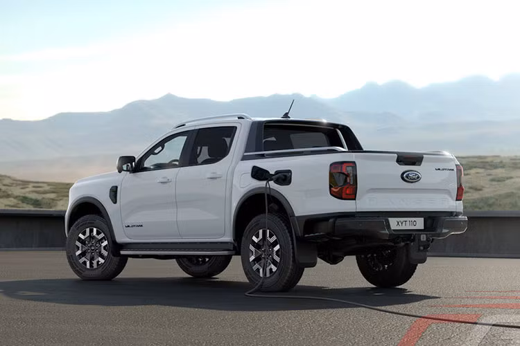 Ford Ranger plug-in hybrid 2025 lo dien, chay 45km khong 