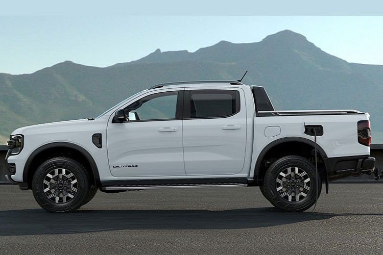 Ngoài ra, xe còn được trang bị thêm nhiều ổ cắm điện mới ở vị trí cửa hậu và bên trong cabin. Đây sẽ là trang bị ăn điểm với những người thích đi cắm trại.