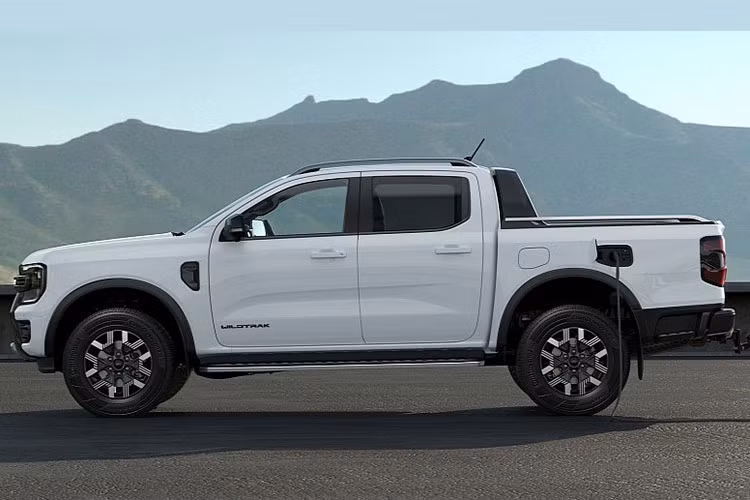 Ngoài ra, xe còn được trang bị thêm nhiều ổ cắm điện mới ở vị trí cửa hậu và bên trong cabin. Đây sẽ là trang bị ăn điểm với những người thích đi cắm trại.