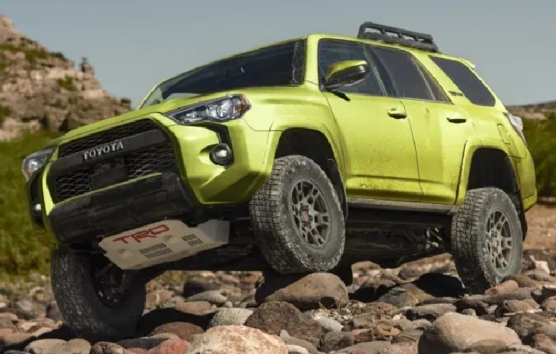  Toyota 4Runner Toyota 4Runner được đánh giá cao ở độ bền và sự tin cậy minh chứng bởi việc xe vẫn còn bán được giá 30.010 USD (khoảng 712 triệu đồng) sau 5 năm sử dụng, chỉ mất giá 30%. Là dòng SUV đáp ứng thị hiếu người dùng tại Mỹ, Toyota 4Runner sở hữu phong cách hầm hố, vóc dáng nam tính đầy mạnh mẽ. Như bao sản phẩm SUV của Toyota, dòng xe 4Runner rất bền bỉ và ít gặp hỏng hóc vặt.