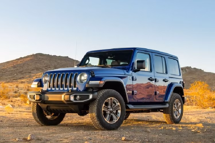 Jeep Wrangler Theo khảo sát của iSeeCars, sau 5 năm đầu tiên sử dụng, Jeep Wrangler chỉ mất khoảng 7,3% tương đương 2.361 USD (khoảng 56 triệu đồng) so với giá trị bán ban đầu. Không chỉ được đánh giá cao về độ bền, Wrangler còn luôn duy trì thiết kế mang tính biểu tượng của hãng, vì vậy ngay cả những mẫu cũ hơn cũng không bị lỗi thời. 