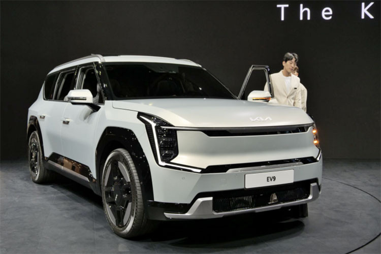 Hiện chưa rõ ngoài Indonesia, hãng Kia có kế hoạch giới thiệu mẫu xe SUV điện EV9 ở những thị trường Đông Nam Á khác như Việt Nam hay không.