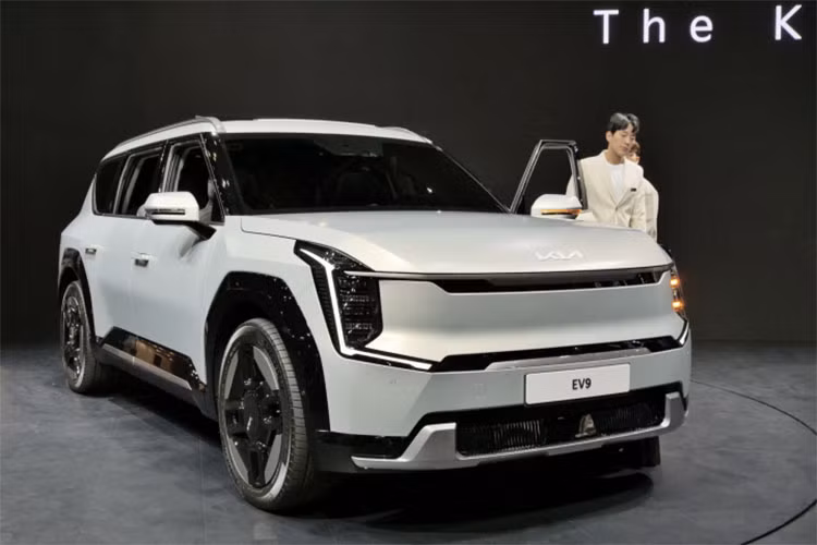 Hiện chưa rõ ngoài Indonesia, hãng Kia có kế hoạch giới thiệu mẫu xe SUV điện EV9 ở những thị trường Đông Nam Á khác như Việt Nam hay không.