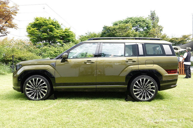 Hyundai SantaFe thế hệ thứ 5 có chiều dài lên đến 4.830 mm, tăng thêm 46 mm so với thế hệ cũ. Chiều dài phần trục cơ sở cũng tăng lên mức 2.815 mm, dài hơn mẫu cũ 48 mm. Chiều cao đạt 1.720 mm, hơn thế hệ thứ 4 khoảng 10 mm. Chỉ có chiều rộng ở mức 1.900 mm là không đổi khi so sánh giữa hai thế hệ cũ và mới.