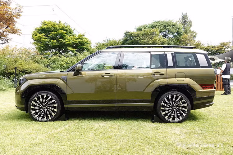 Hyundai SantaFe thế hệ thứ 5 có chiều dài lên đến 4.830 mm, tăng thêm 46 mm so với thế hệ cũ. Chiều dài phần trục cơ sở cũng tăng lên mức 2.815 mm, dài hơn mẫu cũ 48 mm. Chiều cao đạt 1.720 mm, hơn thế hệ thứ 4 khoảng 10 mm. Chỉ có chiều rộng ở mức 1.900 mm là không đổi khi so sánh giữa hai thế hệ cũ và mới.