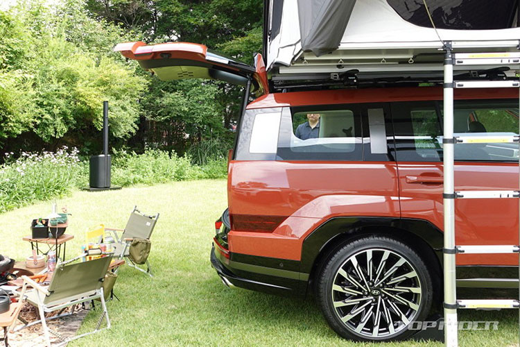 Tuy nhiên riêng tại Bắc Mỹ, SantaFe 2024 sẽ có tới 11 lựa chọn màu ngoại thất và cũng hơi khác biệt, bao gồm Phantom Black, Serenity White Pearl, Curated Silver Metallic, Ecotronic Gray Pearl, Ecotronic Gray Matte, Ultimate Red Metallic, Earthy Brass Metallic Matte, Atlantis Blue Pearl, Hampton Gray, Terracotta Orange và Rockwood Green Pearl.