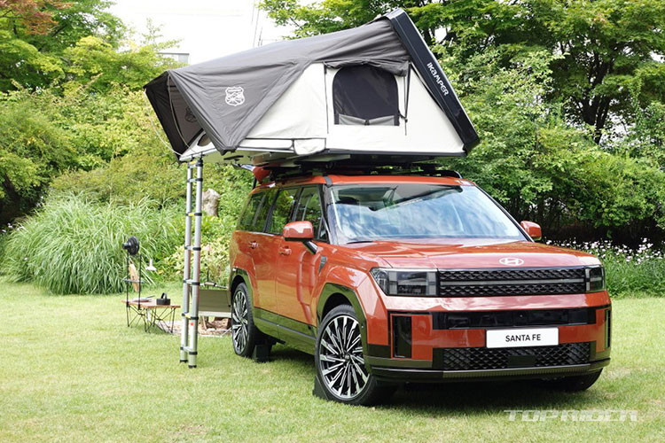 Hyundai cho biết hãng sẽ cung cấp 10 lựa chọn màu ngoại thất cho SantaFe 2024 tại các thị trường toàn cầu, bao gồm Abyss Black Pearl, Creamy White Pearl, Creamy White Matte, Typhoon Silver Metallic, Magnetic Gray Metallic, Ocado Green Pearl, Terracotta Orange, Cyber Sage Pearl, Earthy Brass Metallic Matte và Pebble Blue Pearl.