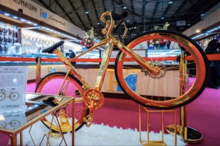 Được biết, chiếc xe đạp dát vàng này nặng khoảng 7 kg thì trong đó có 4 kg là vàng nguyên chất. Ngoài việc được làm từ chất liệu quý hiếm, chiếc xe này vẫn sở hữu vẻ ngoài như những chiếc xe đạp bình thường