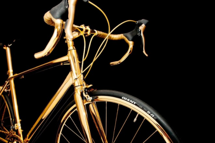 Chiếc xe đạp dát vàng đặc biệt này được giới thiệu lần đầu tiên tại Triển lãm Đồng hồ và Trang sức Trung Đông hồi tháng 9. Đến nay, nó vẫn được trưng bày ở trung tâm cửa hàng và vẫn đang thu hút sự quan tâm của đông đảo mọi người.