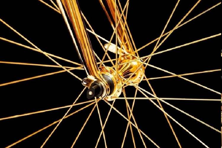 Mức giá xe đạp dát vàng 24k này tới 408.000 USD (tương đương gần 10 tỷ đồng). Hiện tại, đây chính là chiếc xe đạp dát vàng duy nhất trên thế giới.