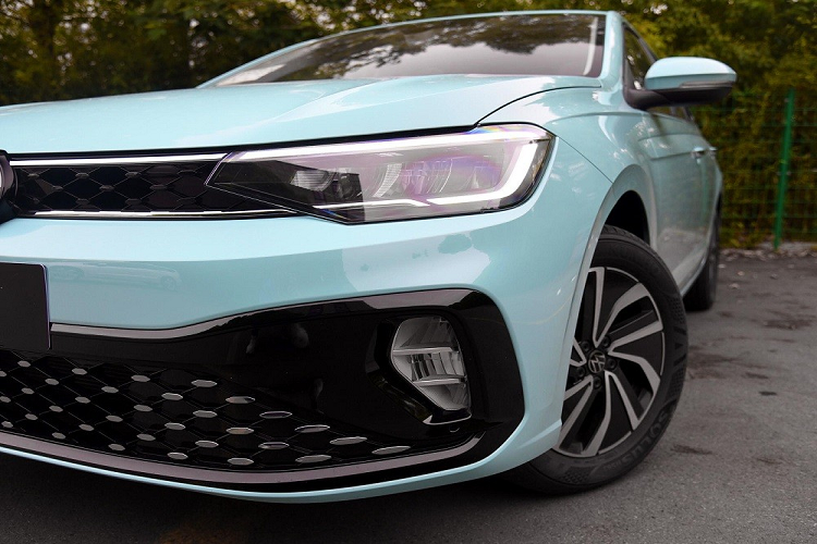 Volkswagen Lavida XR được trang bị đèn pha LED toàn phần, vỏ đèn hậu màu tối và vành hợp kim 16 inch với thiết kế 5 chấu kép. Hốc gió trung tâm của xe có thêm những chi tiết mạ crôm trang trí nên bớt đơn điệu so với Volkswagen Virtus ở Việt Nam.