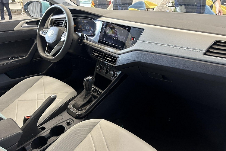 Trong khi đó, Volkswagen Virtus ở Việt Nam dùng động cơ xăng 3 xi-lanh, tăng áp, dung tích 1.0L, tạo ra công suất tối đa 115 mã lực và mô-men xoắn cực đại 178 Nm. Động cơ này cũng kết hợp với hộp số tự động 6 cấp và hệ dẫn động cầu trước.