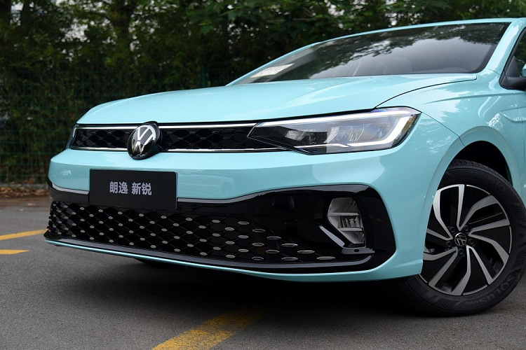 Tương tự kích thước, thiết kế tổng thể của Volkswagen Lavida XR cũng khá giống với Virtus tại Việt Nam. Tuy nhiên, một số chi tiết ngoại thất như đèn pha, dải đèn LED định vị ban ngày, lưới tản nhiệt, hốc gió trung tâm trên cản trước, vành la-zăng, nẹp mạ crôm ở cản sau và đèn phản quang của mẫu xe này đã thay đổi so với Volkswagen Virtus.