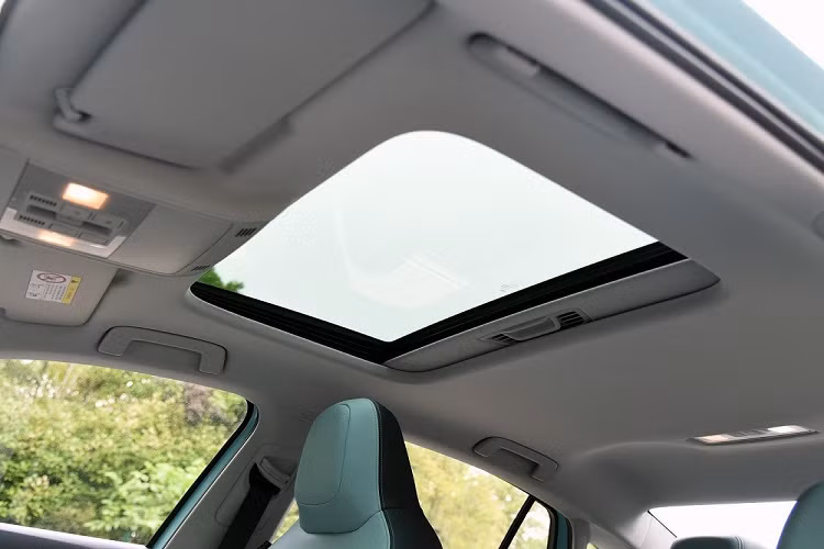 Cuối cùng là những trang bị an toàn như hệ thống kiểm soát hành trình, cảnh báo lệch làn đường tích hợp hỗ trợ đánh lái và phanh chủ động. So với Volkswagen Virtus ở Việt Nam, Lavida XR nhỉnh hơn về mặt trang bị an toàn.