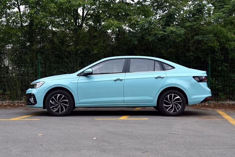 Là sản phẩm của liên doanh SAIC-Volkswagen, Lavida XR được phát triển dựa trên cơ sở gầm bệ MQB A0-IN tương tự Virtus. Ngay cả kích thước của mẫu xe này cũng giống hệt Volkswagen Virtus ở Việt Nam, bao gồm chiều dài 4.561 mm và chiều dài cơ sở 2.651 mm. Với kích thước này, xe được định vị giữa 2 đàn anh Volkswagen Lavida và Lavida Plus ở thị trường Trung Quốc.